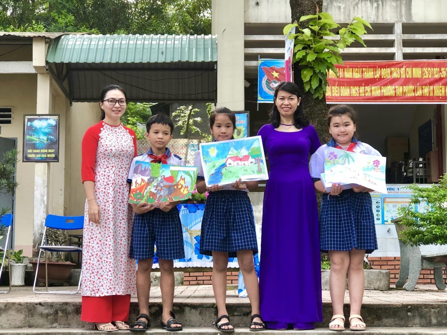 Buổi trao quà trước cờ cho những bức tranh đạt giải hội thi Vẽ tranh theo sách, hưởng ứng ngày sách Việt Nam 21/4