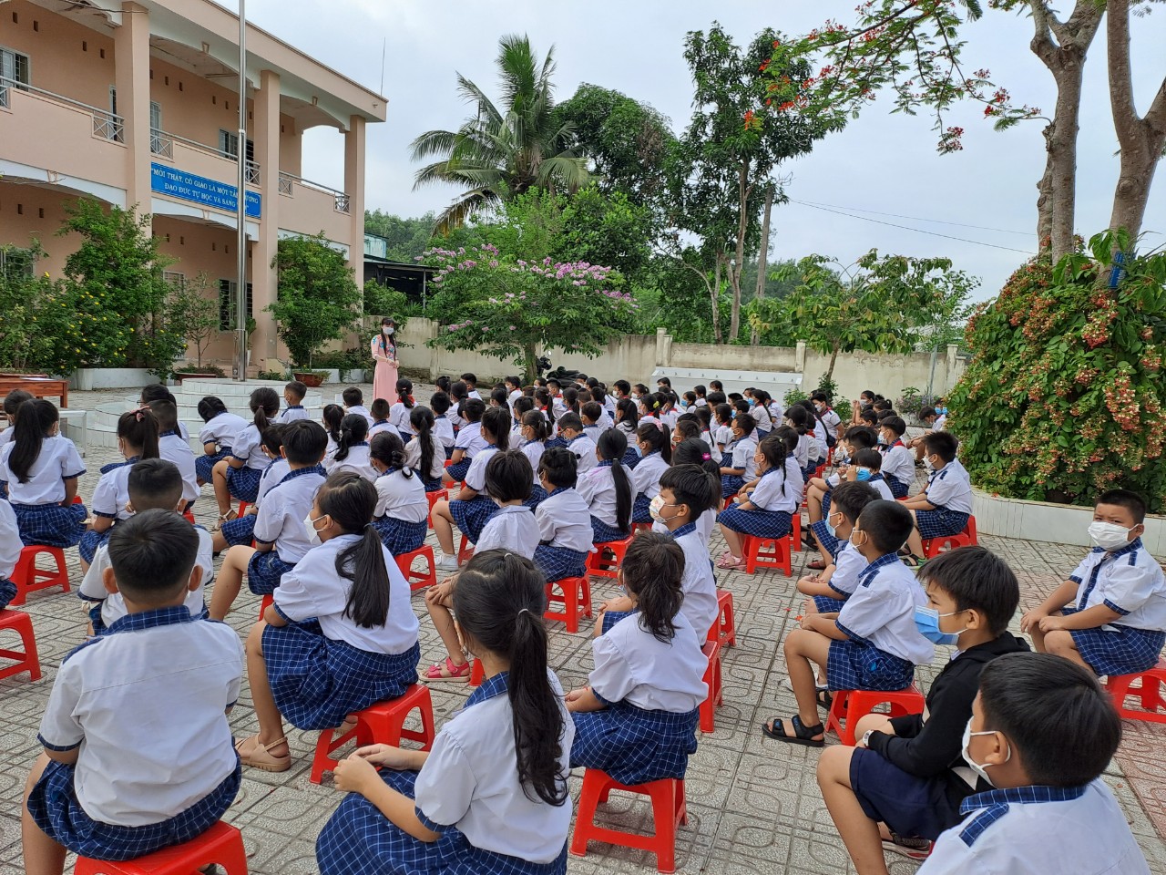 Buổi chào cờ của sự cố gắng vào cuối năm học 2021- 2022 tại 2 điểm trường