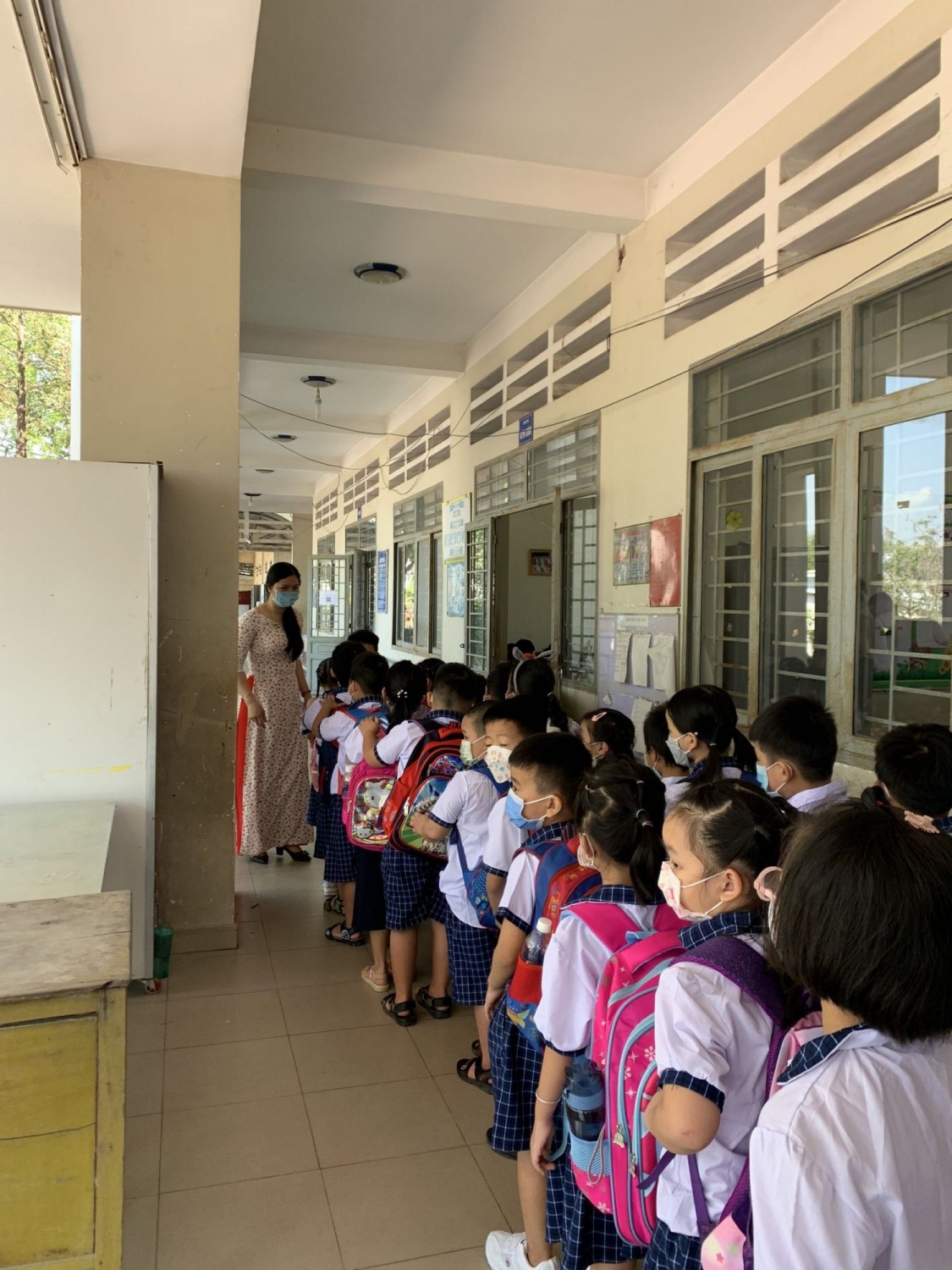 Một ngày quay trở lại trường học sau gần 6 tháng "ngắm" nhau qua màn ảnh nhỏ