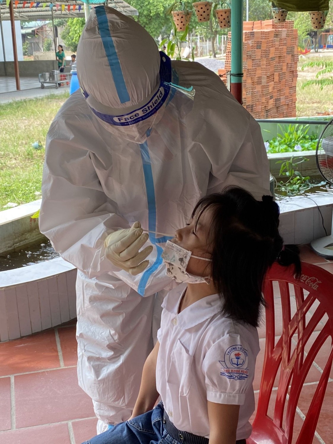 Trường TH Tam Phước 1 tổ chức xét nghiệm Covid-19 cho toàn bộ học sinh để chuẩn bị quay lại trường học