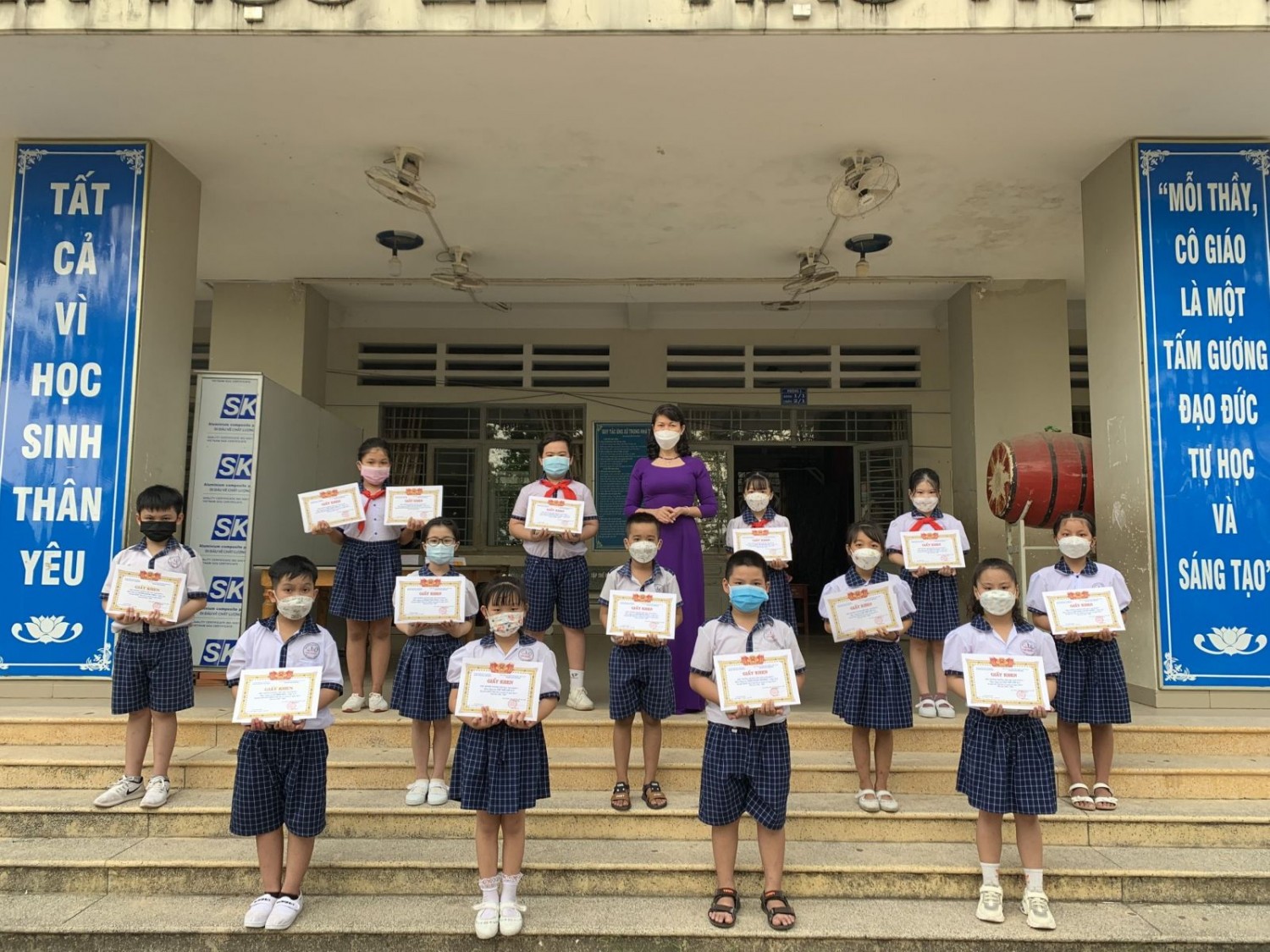 Trường Tiểu học Tam Phước 1 khen tặng các học sinh đạt thành tích trong Hội thi Chào mừng ngày 20/11 (Năm học 2021 - 2022)