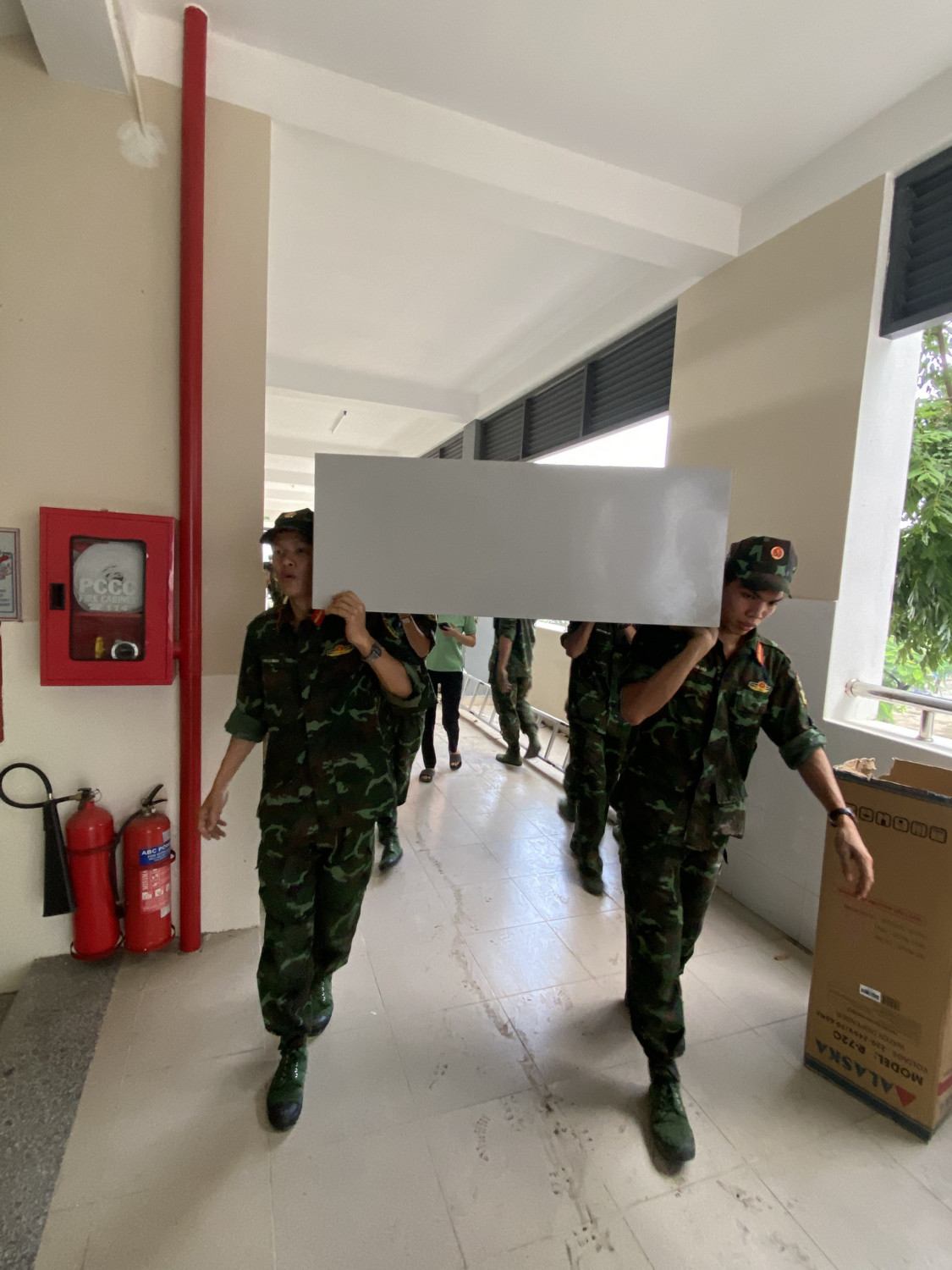 Cán bộ, giáo viên, nhân viên Trường TH Tam Phước 1 cùng các chú bộ đội Tiểu đoàn 9 Trường Sỹ quan Lục quân 2 lao động dọn vệ sinh chuẩn bị cho năm học mới 2023-2024