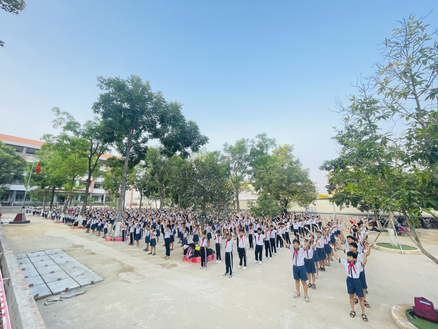 Cùng các em nhảy điệu dân vũ