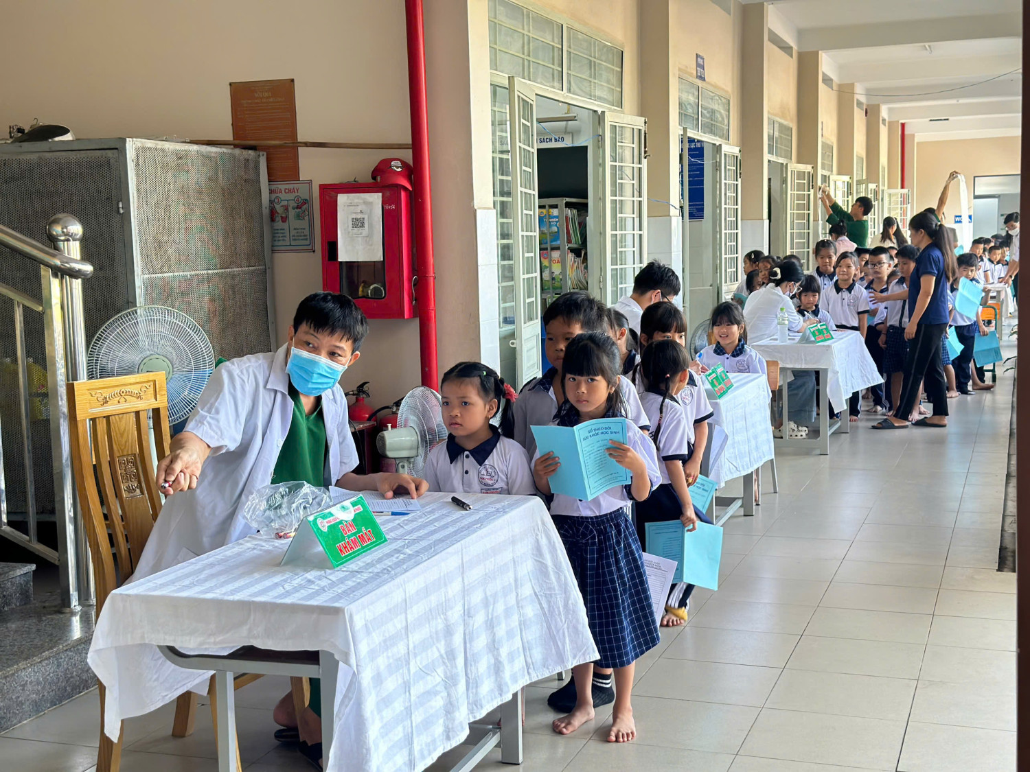 Học Sinh Trường TH Tam Phước 1 Được Khám Sức Khỏe Tổng Quát Đầu Năm học 2025-2026