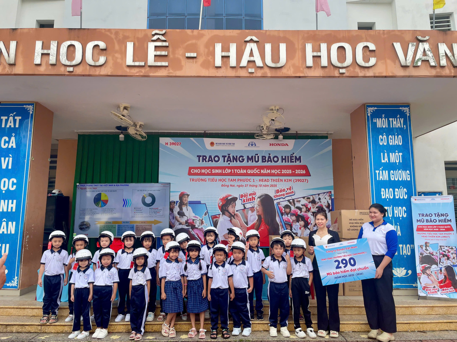 TRAO NÓN BẢO HIỂM CHO HỌC SINH LỚP 1, LAN TỎA VĂN HÓA AN TOÀN GIAO THÔNG