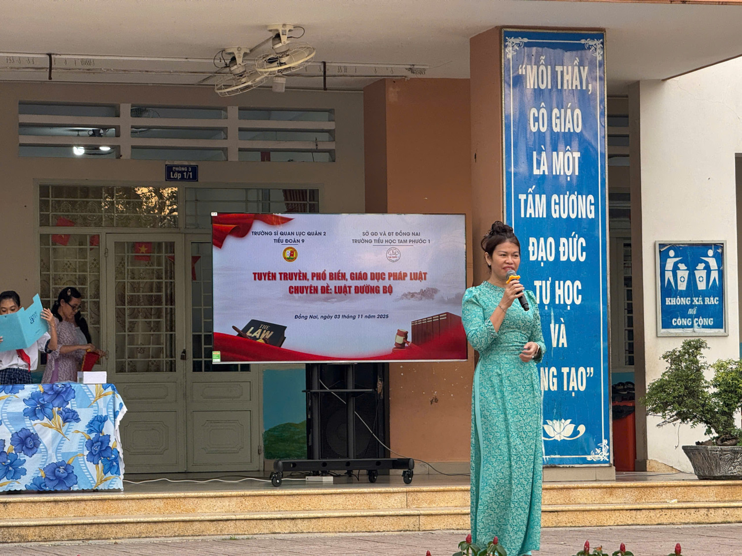 Trường Tiểu học Tam Phước 1 tổ chức buổi tuyên truyền, phổ biến, giáo dục pháp luật với chuyên đề “Luật giao thông đường bộ”