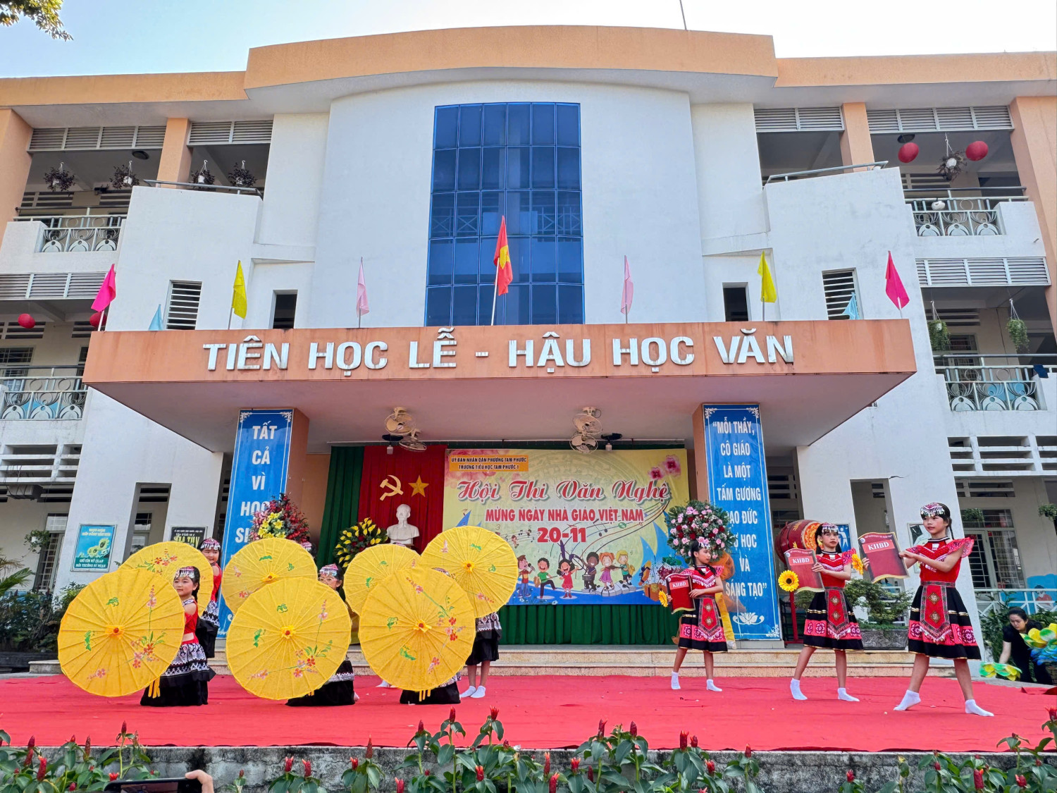 SÔI ĐỘNG VÀ ĐẦY MÀU SẮC: HỘI THI VĂN NGHỆ KỶ NIỆM 43 NĂM NGÀY NHÀ GIÁO VIỆT NAM TẠI TH TAM PHƯỚC 1